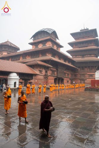 ภาพ No.132520:สามเณรเนปาล บิณฑบาต ย่านทาเมล เมืองกาฐมาณฑุ และเมืองปาฏัน ในโครงการบรรพชา 1,250 รูป ประเทศเนปาล วันที่ 20 มีนาคม พ.ศ. 2567