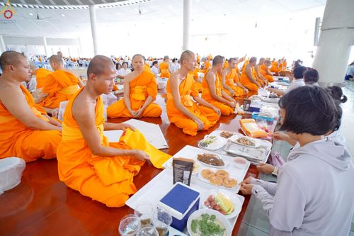 ภาพ No.229470:วันเสาร์ที่ 21 มิถุนายน พ.ศ. 2568 พิธีถวายภัตตาหารเมนูสวรรค์ เพื่อการบรรลุธรรม ณ หอฉันคุณยายอาจารย์ฯ วัดพระธรรมกาย