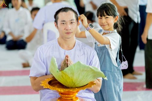 ภาพ No.228500:วันเสาร์ที่ 7 มิถุนายน พ.ศ. 2568 พิธีปลงผมโครงการอุปสมบทหมู่ธรรมทายาท ระดับอุดมศึกษา รุ่นที่ 52 ภาคฤดูฝน ณ วิหารคด 9 วัดพระธรรมกาย