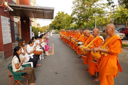 ภาพ No.136028:พระธรรมทายาท โครงการบวชพระนานาชาติ AEC & WAB ผู้บริหารรุ่นที่ 2 บิณฑบาต ณ หอฉันคุณยายอาจารย์ฯ เมืองแก้วมณี หมู่บ้านแก้วพุทธรักษา วันที่ 28 เมษายน พ.ศ. 2567