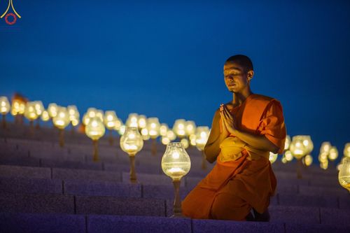 ภาพ No.150289:พิธีจุดประทีป และพิธีฉลองชัยสวดมนต์ บทธัมมจักกัปปวัตตนสูตร ครบ 6,668,272,727 จบ เนื่องในวันธรรมชัย 27 สิงหาคม พ.ศ. 2567 ณ มหารัตนวิหารคด วัดพระธรรมกาย