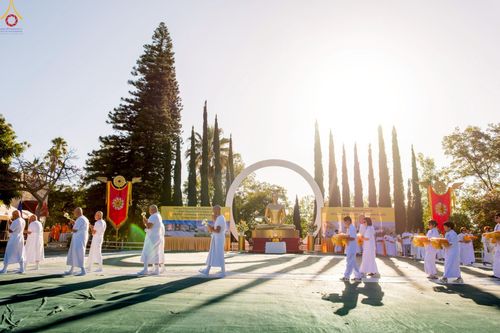 ภาพ No.252220:วันที่ 4-5 ตุลาคม พ.ศ. 2568  วัดพระธรรมกายแคลิฟอร์เนีย ประเทศสหรัฐอเมริกา ได้จัดพิธีตัดปอยผม โดยคณะสงฆ์ ญาติ ๆ และสาธุชน ให้กับนาคธรรมทายาท 8 ท่าน และได้จัดพิธีบรรพชา-อุปสมบท ฉลองพิธีทอดกฐินบรมจักรพรรดิ สร้างอุโบสถ 82 ปี บูชาธรรมหลวงพ่อธัมมชโย