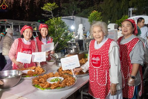 ภาพ No.190449:สาธุชนถวายภัตตาหารเป็นสังฆทาน แด่พระธรรมยาตรา ณ อนุสรณ์สถานมหาวิหารพระมงคลเทพมุนี (โลตัสแลนด์) อ.สองพี่น้อง จ.สุพรรณบุรี ในโครงการธรรมยาตรา กตัญญูบูชา มหาปูชนียาจารย์ พระมงคลเทพมุนี(สด จนฺทสโร) พระผู้ปราบมาร แห่ง ปีที่ 13 วันที่ 7 มกราคม พ.ศ.2568