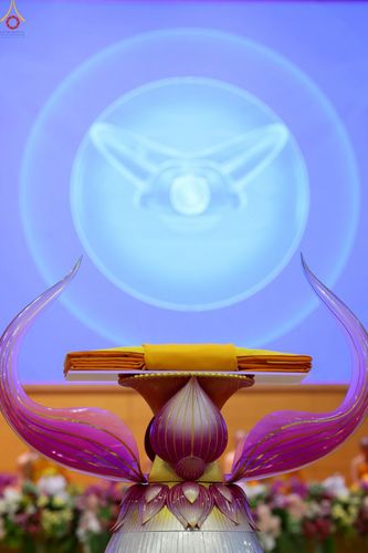 ภาพ No.251237:วันที่ 10 ตุลาคม พ.ศ. 2568 พิธีปฏิบัติธรรม ในวันคล้ายวันเกิด 141 ปี พระมงคลเทพมุนี (สด จนฺทสโร) พระผู้ปราบมาร ณ สภาธรรมกายสากล วัดพระธรรมกาย