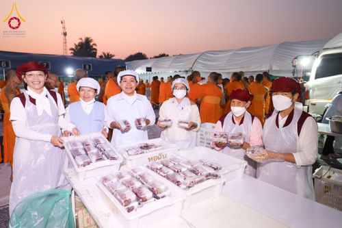 ภาพ No.191008:พิธีถวายภัตตาหารเป็นสังฆทาน แด่พระธรรมยาตรา ณ อนุสรณ์สถานคลองบางนางแท่น อ.สามพราน จ.นครปฐม ในโครงการธรรมยาตรา กตัญญูบูชา มหาปูชนียาจารย์ พระมงคลเทพมุนี(สด จนฺทสโร) พระผู้ปราบมาร อนุสรณ์สถาน 7 แห่ง ปีที่ 13 วันที่ 8 มกราคม พ.ศ. 2568