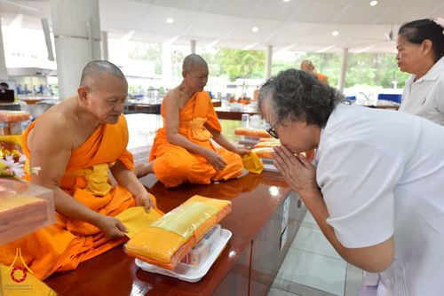 ภาพ No.267544:วันที่ 7 พฤศจิกายน พ.ศ. 2568 พสกนิกรอำเภอคลองหลวง รวมใจบำเพ็ญกุศลปัณรสมวาร (15 วัน) อุทิศถวายเป็นพระราชกุศลแด่ “สมเด็จพระพันปีหลวง” ณ วัดพระธรรมกาย