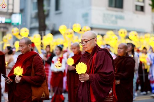 ภาพ No.229541:วันเสาร์ที่ 26 เมษายน พ.ศ. 2568 คณะพระภิกษุสามเณรในโครงการบรรพชาหมู่ 81 รูป  วัดภาวนาโซล ประเทศเกาหลีใต้ ได้ร่วมกับคณะสาธุชนคนไทยในเกาหลีใต้  ร่วมกันเดินขบวนอัญเชิญโคมดอกบัว  เพื่อบูชาแด่องค์สมเด็จพระสัมมาสัมพุทธเจ้า  ในงานเทศกาลวิสาขบูชานานาชาติ ประจำปี