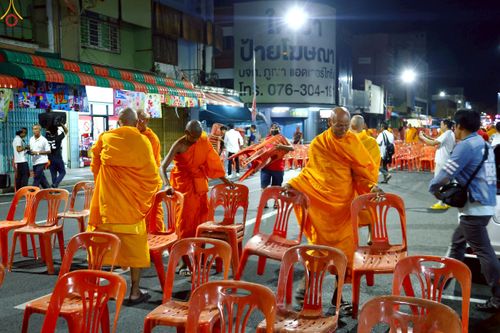 ภาพ No.237322:วันที่ 9-10 สิงหาคม พ.ศ. 2568 การเตรียมงาน เก็บงาน ของเจ้าหน้าที่ทุกสถานะ ในงานมหาสังฆทาน ตักบาตรพระ 10,000 รูป ใจกลางเมืองหาดใหญ่ จ.สงขลา