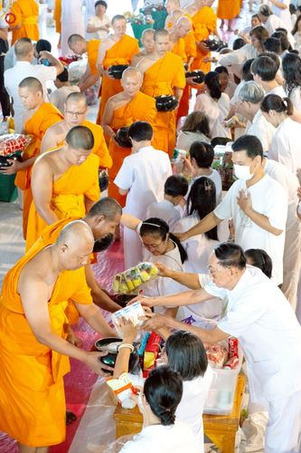 ภาพ No.229624:วันอาทิตย์ที่ 22 มิถุนายน พ.ศ. 2568 พิธีตักบาตรฉลองพระบวชใหม่ โครงการอุปสมบทหมู่ผู้บริหารรุ่นที่ 15 ณ วิหารคด วัดพระธรรมกาย