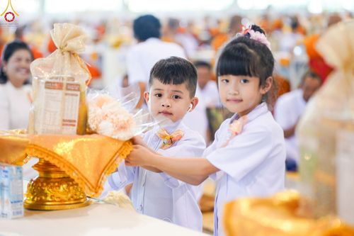 ภาพ No.85346:พิธีถวายมหาสังฆทานคณะสงฆ์ 2000 กว่าวัดทั่วประเทศปีที่ 23, พิธีถวายไทยธรรมคณะสงฆ์ 323 วัด 4 จังหวัดชายแดนภาคใต้, พิธีมอบปัจจัยช่วยเหลือครู 4 จังหวัดชายแดนภาคใต้ ณ สภาธรรมกายสากล วัดพระธรรมกาย ในวันสมาธิโลก อาทิตย์ที่ 6 สิงหาคม พ.ศ. 2566