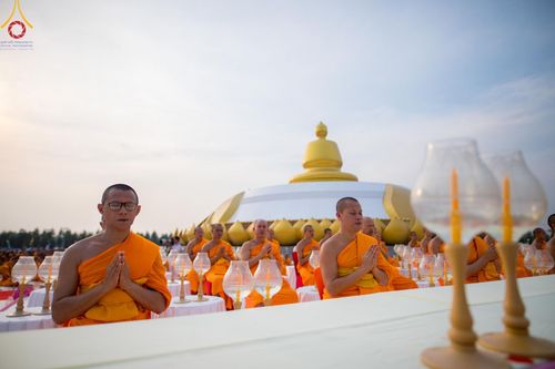 ภาพ No.200590:พิธีจุดประทีปถวายเป็นพุทธบูชา และบูชาธรรมมหาปูชนียาจารย์ ณ อนุสรณ์สถานบางปลา วัดบางปลา อำเภอบางเลน จังหวัดนครปฐม ในโครงการธรรมยาตรา กตัญญูบูชา มหาปูชนียาจารย์ พระมงคลเทพมุนี(สด จนฺทสโร) พระผู้ปราบมาร อนุสรณ์สถาน 7 แห่ง ปีที่ 13 วันที่ 23 มกราคม พ.ศ. 2568