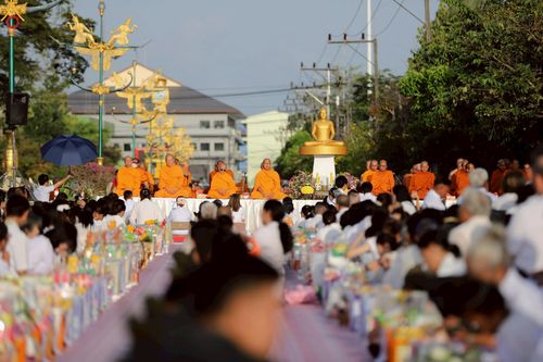 ภาพ No.235136:วันอาทิตย์ที่ 27 กรกฎาคม พ.ศ. 2568 พิธีตักบาตรพระ1,000 รูป ทำบุญเมืองพัทลุง ประธานสงฆ์ พระปริยัติวชิโรดม  เจ้าคณะจังหวัดพัทลุง ประธานฆราวาส นายรัฐศาสตร์ ชิดชู  ผู้ว่าราชการจังหวัดพัทลุง