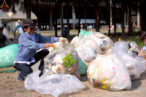 ภาพ No.220448:วันที่ 23-25 เมษายน พ.ศ. 2568 เจ้าหน้าที่และสาธุชนช่วยกัน รับบุญเก็บงานวันคุ้มครองโลก ณ วัดพระธรรมกาย