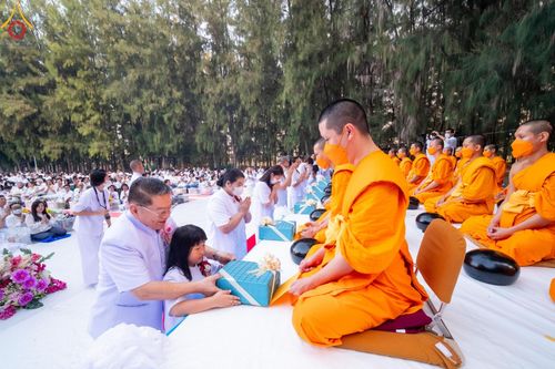 ภาพ No.107519:พิธีตักบาตรพระธรรมยาตราฯ ในโครงการธรรมยาตรากตัญญูบูชา มหาปูชนียาจารย์ พระมงคลเทพมุนี(สด จนฺทสโร) พระผู้ปราบมาร ปีที่ 12 ณ อนุสรณ์สถานมหาวิหารพระมงคลเทพมุนี อ.สองพี่น้อง จ.สุพรรณบุรี วันที่ 7 มกราคม พ.ศ. 2567