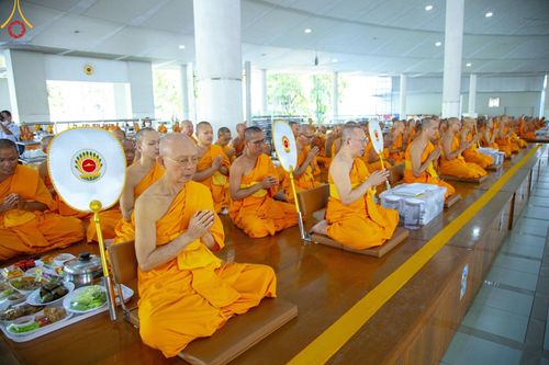 ภาพ No.205665:พิธีสวดพระพุทธมนต์ และถวายภัตตาหารเมนูสวรรค์แด่พระภิกษุ สามเณร วันจันทร์ที่ 3 กุมภาพันธ์ พ.ศ. 2568 ณ หอฉันคุณยายอาจารย์ฯ วัดพระธรรมกาย