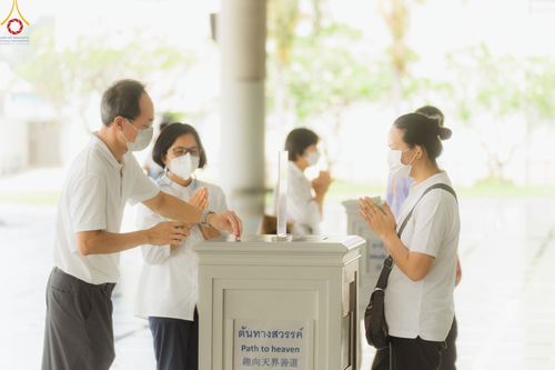 ภาพ No.80251:สาธุชนร่วมสรงน้ำพระและทำบุญ เนื่องในวันสงกรานต์ ณ หอฉันคุณยายอาจารย์ฯ วัดพระธรรมกาย วันที่ 13 เมษายน พ.ศ. 2566