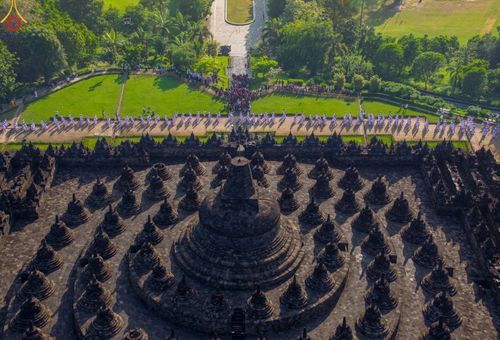 ภาพ No.103042:พิธีวันทาเจดีย์ พิธีเวียนประทักษิณ ธรรมทายาทชาวอินโดนีเซียกว่า 1,000 คน ณ มหาเจดีย์บุโรพุทโธ ประเทศอินโดนีเซีย ในวันที่ 19 ธันวาคม พ.ศ. 2566