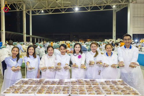 ภาพ No.203656:พิธีถวายภัตตาหารเป็นสังฆทาน แด่พระธรรมยาตรา ณ วัดพระธรรมกาย ตำบลคลองสาม อำเภอคลองหลวง จังหวัดปทุมธานี ในโครงการธรรมยาตรา กตัญญูบูชา มหาปูชนียาจารย์ พระมงคลเทพมุนี(สด จนฺทสโร) พระผู้ปราบมาร อนุสรณ์สถาน 7 แห่ง ปีที่ 13 วันที่ 30 มกราคม พ.ศ. 2568