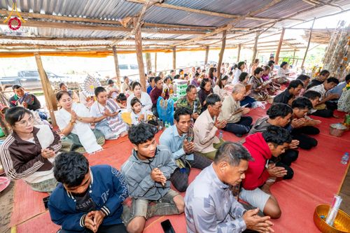 ภาพ No.174433:พิธีตักบาตรพระ,พิธีทอดผ้าป่า พิธีกลั่นแผ่นดินโปรยรัตนชาติ  สร้างพระอุโบสถและเจดีย์ วัดป่าสัมมาทิฏฐิและวัดสิริขันโท แขวงอัตตะปือ สปป. ลาว วันที่ 29 ตุลาคม พ.ศ. 2567