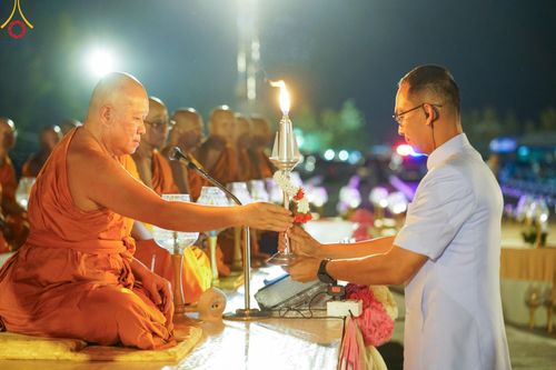 ภาพ No.175930:พิธีจุดประทีปโคมลาน, โคมลอยและลอยกระทง ถวายประทีปเป็นพุทธบูชา สร้างความสว่างไสวให้กับแผ่นดินด้วยแสงธรรม วันที่ 15 พฤศจิกายน พ.ศ. 2567 ณ พุทธอุทยานนานาชาติ อ.โพนพิสัย จ.หนองคาย