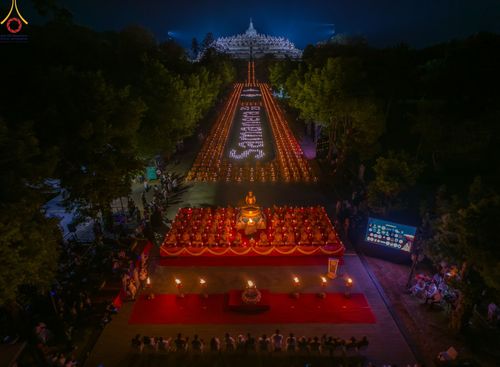 ภาพ No.104195:พิธีจุดประทีป ถวายเป็นพุทธบูชา สามเณรธรรมทายาทชาวอินโดนีเซียกว่า 1,000 รูป ณ มหาเจดีย์บุโรพุทโธ ประเทศอินโดนีเซีย ในวันที่ 23 ธันวาคม พ.ศ. 2566