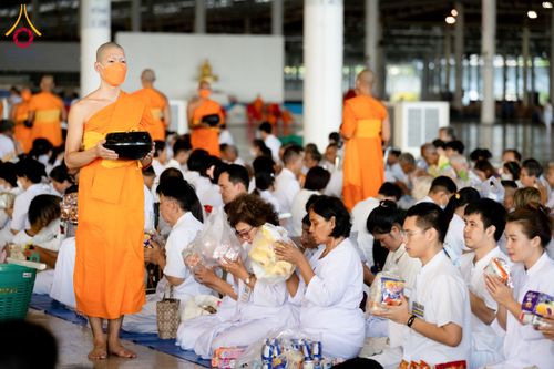 ภาพ No.133805:พิธีตักบาตร ข้าวสารอาหารแห้ง ณ บ้านแก้วเรือนทองคุณยายฯ สภาธรรมกายสากล วัดพระธรรมกาย วันอาทิตย์ต้นเดือนที่ 7 เมษายน พ.ศ. 2567