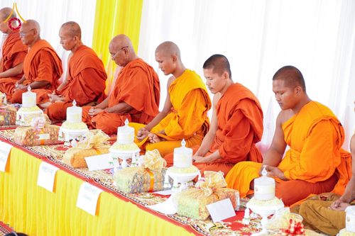 ภาพ No.145488:ศูนย์ปฎิบัติธรรมนครวัด ร่วมกับสำนักงานเจ้าคณะจังหวัดไพลิน ถวายเทียนพรรษา มหาสังฆทานครั้งยิ่งใหญ่ เชื่อมสัมพันธ์ ไทย-กัมพูชา 80 วัด บูชาธรรมธรรมหลวงพ่อธัมมชโย ณ วัดโพธิมาราม จ.ไพลิน ประเทศกัมพูชา วันพุธที่ 17 กรกฎาคม พ.ศ. 2567