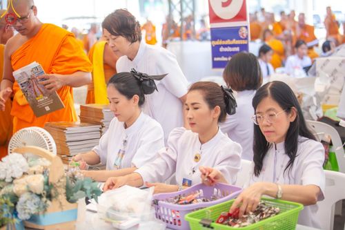 ภาพ No.60300:การต้อนรับพระสังฆาธิการ 10,000 กว่าวัดทั่วประเทศ พิธีมอบปัจจัยช่วยเหลือครู 4 จังหวัดชายแดนภาคใต้ พิธีปฏิบัติธรรม ในวันคุ้มครองโลก วันจันทร์ที่ 22 เมษายน พ.ศ.2567 ณ วัดพระธรรมกาย จ.ปทุมธานี