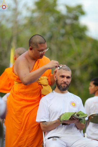 ภาพ No.102748:พิธีตัดปอยผม และปลงผมธรรมทายาท ชาวอินโดนีเซียกว่า 1,000 คน ณ มหาเจดีย์บุโรพุทโธ ประเทศอินโดนีเซีย อบรมระหว่างวันที่ 16-28 ธันวาคม พ.ศ. 2566