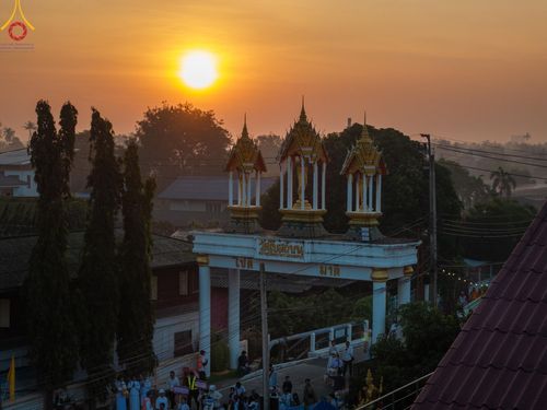 ภาพ No.197622:พิธีตักบาตรพระธรรมยาตรา ณ อนุสรณ์สถานลำดับที่ 4 สถานที่เกิดด้วยกายธรรม วัดโบสถ์(บน) ต.บางคูเวียง จ.นนทบุรี ในโครงการธรรมยาตรา กตัญญูบูชา มหาปูชนียาจารย์ พระมงคลเทพมุนี(สด จนฺทสโร) พระผู้ปราบมาร อนุสรณ์สถาน 7 แห่ง ปีที่ 13 วันที่ 19 มกราคม พ.ศ. 2568