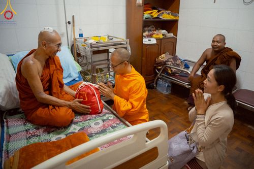 ภาพ No.220288:วันที่ 17 เมษายน พ.ศ. 2568 ผู้แทนวัดพระธรรมกาย ลงพื้นที่เยียวยา ซับน้ำตาเหยื่อแผ่นดินไหวมัณฑะเลย์