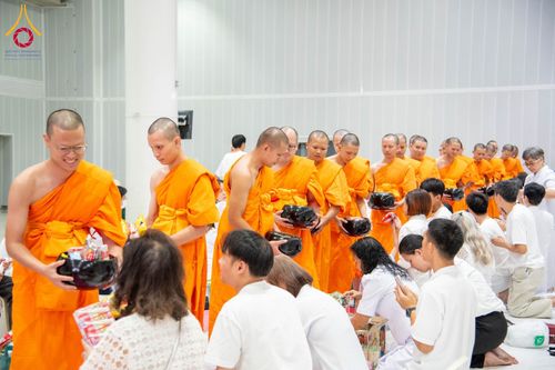 พิธีตักบาตรพระภิกษุสามเณร ธรรมทายาทระดับอุดมศึกษา วันเสาร์ที่ 20 เมษายน พ.ศ. 2567 ณ ห้องปฎิบัติธรรม ชั้นลอย มหารัตนวิหารคด 13 วัดพระธรรมกาย จ.ปทุมธานี