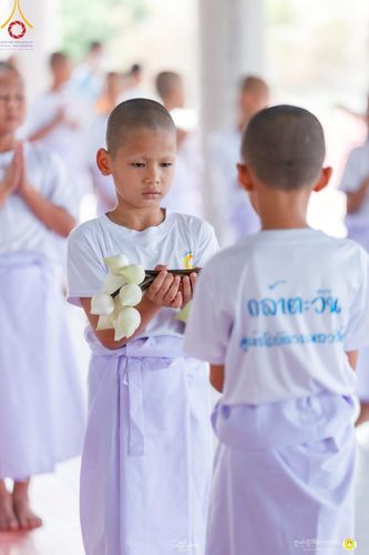 ภาพ No.215936:วันพฤหัสบดีที่ 3 เมษายน พ.ศ. 2568 พิธีบรรพชาสามเณร ภาคฤดูร้อน รุ่นที่ 15  บูชาธรรมหลวงพ่อธัมมชโย 81 ปี 81 รูป ณ ศูนย์ปฏิบัติธรรมสวนผึ้ง จ.ราชบุรี