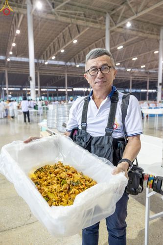 ภาพ No.188153:พิธีถวายภัตตาหารเป็นสังฆทาน แด่พระธรรมยาตรา ในโครงการธรรมยาตรา กตัญญูบูชา มหาปูชนียาจารย์ พระมงคลเทพมุนี(สด จนฺทสโร) พระผู้ปราบมาร อนุสรณ์สถาน 7 แห่ง ปีที่ 13 ณ สภาธรรมกายสากล วัดพระธรรมกาย วันที่ 2 มกราคม พ.ศ. 2568
