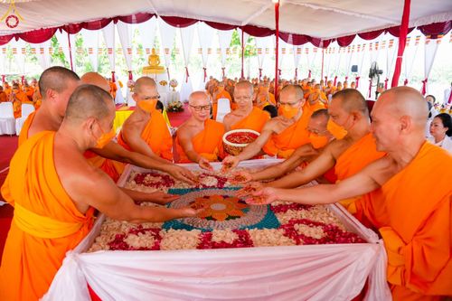ภาพ No.104144:พิธีโปรยรัตนชาติ วางศิลาฤกษ์ สามเณรธรรมทายาทชาวอินโดนีเซียกว่า 1,000 รูป ณ มหาเจดีย์บุโรพุทโธ ประเทศอินโดนีเซีย ในวันที่ 21 ธันวาคม พ.ศ. 2566