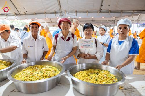 ภาพ No.129233:พิธีถวายภัตตาหารเป็นสังฆทาน แด่คณะพระธรรมยาตราฯ ในโครงการธรรมยาตราอัญเชิญพระบรมสารีริกธาตุ  ประดิษฐาน ณ มหารัตนเจดีย์สิริปทุมสวรรค์ อ.บางกล่ำ จ.สงขลา วันที่ 11 มีนาคม พ.ศ. 2567