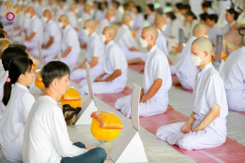 ภาพ No.62714:พิธีขอขมามอบผ้าไตร ในโครงการอุปสมบทหมู่ บูชาธรรมหลวงพ่อธัมมชโย พ.ศ.2567  โครงการอุปสมบทหมู่ธรรมทายาท ระดับอุดมศึกษา รุ่นที่51 (ภาคฤดูร้อน) โครงการบวชพระนานาชาติ AEC และ WAB รุ่นผู้บริหาร(รุ่นที่2) ณ ลานธรรม พระมหาธรรมกายเจดีย์ วันที่ 13 เมษายน พ.ศ. 2567