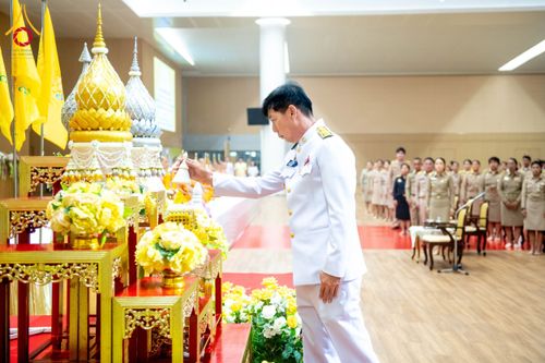 ภาพ No.208768:พระบาทสมเด็จพระเจ้าอยู่หัวทรงพระกรุณาโปรดเกล้าฯ พระราชทานภัตตาหารพระราชทาน แด่พระภิกษุ สามเณร ในการสอบบาลีสนามหลวง ณ วัดพระธรรมกาย วันที่ 22 กุมภาพันธ์ พ.ศ. 2568 ณ วัดพระธรรมกาย อำเภอคลองหลวง จังหวัดปทุมธานี