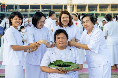 ภาพ No.179979:พิธีปลงผมนาคธรรมทายาท ในโครงการอุปสมบทหมู่ บูชาธรรมมหาปูชนียาจารย์ (ศูนย์อบรมวัดพระธรรมกาย) วันที่ 1 ธันวาคม พ.ศ. 2567 ณ ลานธรรมหารัตนวิหารคด วัดพระธรรมกาย จ.ปทุมธานี