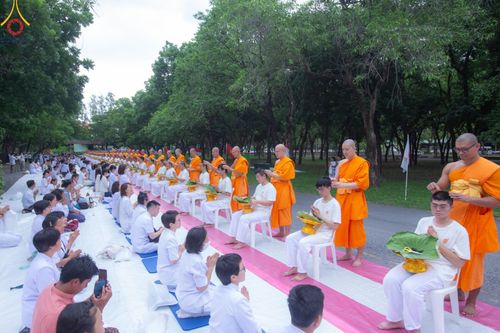 ภาพ No.143863:พิธีตัดปอยผม โครงการอุปสมบทหมู่ พระธรรมทายาทนานาชาติ (ภาษาจีน) รุ่นที่ 19 วันอาทิตย์ที่ 7 กรกฎาคม พ.ศ. 2567 ณ สนามหญ้า หน้าบ้านแก้วอาสาสมัคร วัดพระธรรมกาย
