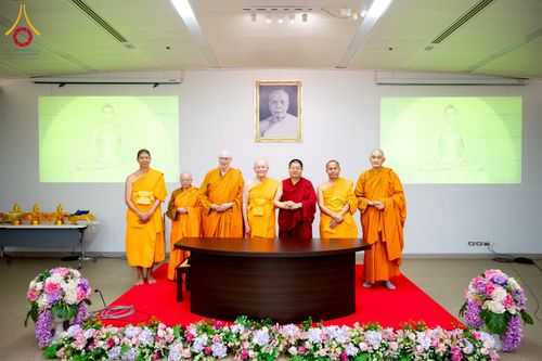 ภาพ No.222501:วันที่ 21 เมษายน พ.ศ. 2568 หลวงพ่อทัตตชีโวต้อนรับคณะสงฆ์จีน ณ อาคาร 100 ปี คุณยายมหารัตนอุบาสิกาจันทร์ ขนนกยูง วัดพระธรรมกาย