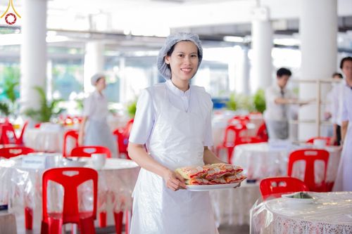 ภาพ No.58802:V.40 ภัตตาหารพระหมื่นวัด เราจัดให้ การปฏิบัติงานของเจ้าหน้าที่และอาสาสมัคร เพื่อรับบุญในการถวายภัตตาหาร แด่คณะสงฆ์ 10,000 กว่าวัดทั่วประเทศ ที่มาร่วมงานวันคุ้มครองโลก จันทร์ที่ 22 เมษายน พ.ศ. 2567 ณ วัดพระธรรมกาย