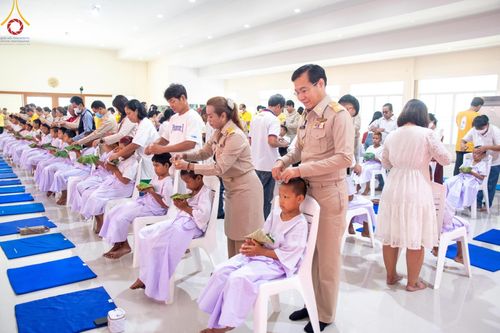 ภาพ No.59104:พิธีปลงผมและแห่นาคธรรมทายาท ในโครงการบรรพชาสามเณร ภาคฤดูร้อน เฉลิมพระเกียรติพระบาทสมเด็จพระเจ้าอยู่หัว เนื่องในโอกาส  พระราชพิธีมหามงคลเฉลิมพระชนมพรรษา 6 รอบ  ปลงผมนาคในวันที่ 21 เมษายน พ.ศ 2567 ณ วัดกลางธนรินทร์ (ธรรมอุทยานบ้านแป้ง)