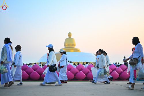 ภาพ No.201010:พิธีตักบาตรพระธรรมยาตรา ณ อนุสรณ์สถานลำดับที่ 5 สถานที่เผยแผ่วิชชาธรรมกายครั้งแรก อนุสรณ์สถานบางปลา วัดบางปลา อำเภอบางเลน จังหวัดนครปฐม ในโครงการธรรมยาตรา กตัญญูบูชา มหาปูชนียาจารย์ พระมงคลเทพมุนี(สด จนฺทสโร) พระผู้ปราบมาร อนุสรณ์สถาน 7 แห่ง ปีที่ 13