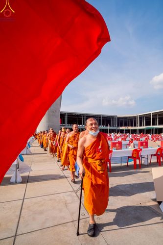 ภาพ No.221543:วันอังคารที่ 22 เมษายน พ.ศ. 2568 ภาพพิธีถวายมหาสังฆทานคณะสงฆ์ 40,000 กว่าวัดทั่วประเทศ เนื่องในวันคุ้มครองโลก ชุดที่ 2 (ปลื้มให้สมการรอคอย) ณ ลานธรรมพระมหาธรรมกายเจดีย์ วัดพระธรรมกาย