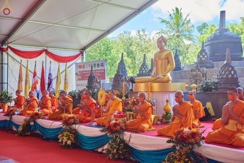 ภาพ No.67986:พิธีบรรพชาสามเณรธรรมทายาท ณ บรมพุทโธ ประเทศอินโดนีเซีย วันที่ 17 ธันวาคม พ.ศ. 2565