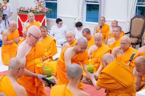 ภาพ No.144991:พิธีบรรพชา และอุปสมบท ธรรมทายาท โดยมี พระเดชพระคุณพระธรรมรัตนาภรณ์ เป็นพระอุปัชฌาย์ ยังความปลื้มปิติใจให้แก่ผู้ปกครอง และคณะญาติมิตร ณ วัดพระธรรมกายนิวเจอร์ซี  ประเทศสหรัฐอเมริกา