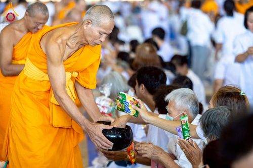 ภาพ No.232003:วันอาทิตย์ที่ 6 กรกฏาคม พ.ศ. 2568 พิธีตักบาตร ข้าวสารอาหารแห้ง  พิธีบูชาข้าวพระ สัมมนาพิเศษราชเหล็ก ณ สภาธรรมกายสากล วัดพระธรรมกาย