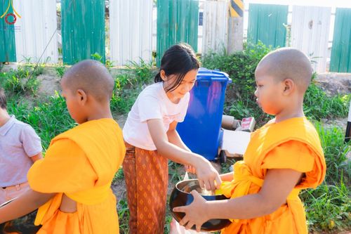 ภาพ No.57831:กิจกรรมบิณฑบาตของสามเณร โครงการบรรพชาสามเณร ฟื้นฟูพระพุทธศาสนาทั่วไทย ธุดงคสถานชลบุรี ณ ชุมชนบ้านห้วยเหียน ตำบลบ่อวิน  อำเภอศรีราชา จังหวัดชลบุรี วันที่ 27 เมษายน พ.ศ. 2567