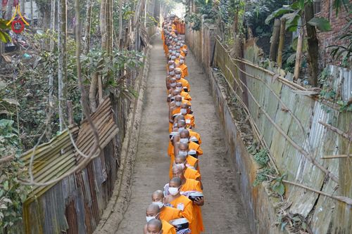 ภาพ No.76367:คณะสงฆ์และสามเณรบิณฑบาต ประเทศบังกลาเทศ วันที่ 11 กุมภาพันธ์ พ.ศ. 2566